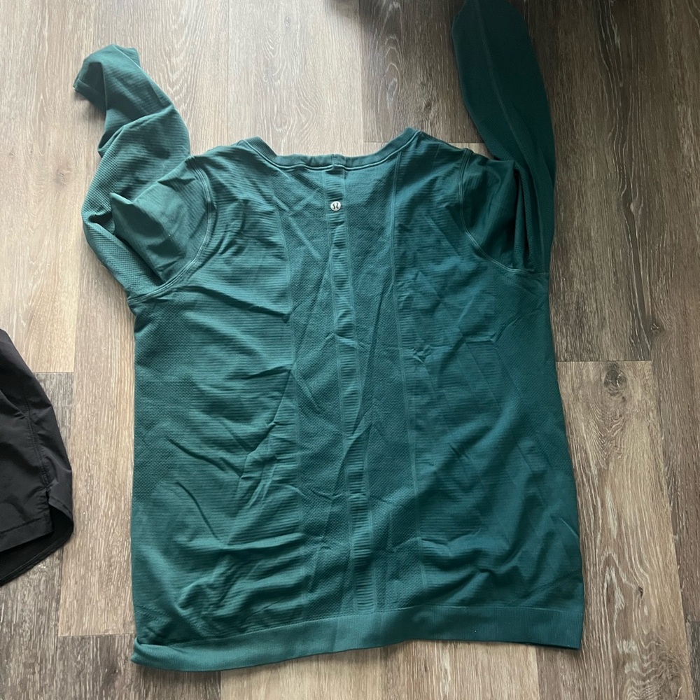 Lulu lemon long sleeve - I’m not too sure what size it is - 8 or 10